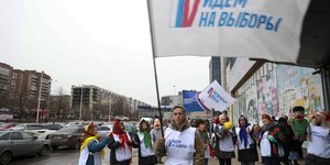 Νεαρός με σημαίες για τις εκλογές στη Ρωσία