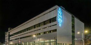 νεον στη συγγρου 