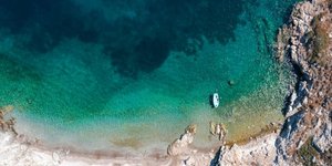 Το νησί-έκπληξη που «ενοχλεί» Μύκονο και Σαντορίνη στο παιχνίδι της κρουαζιέρας