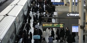 Νοτιοκορεάτες επιβιβάζονται σε τρένο στον σιδηροδρομικό σταθμό της Σεούλ