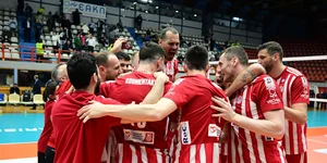 Οι παίκτες του βόλεϊ του Ολυμπιακού πανηγυρίζουν