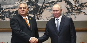 Χειραψία Ορμπαν με Πούτιν