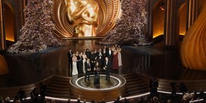 H Tζέιμι Λι Κέρτις φόρεσε βραχιόλι με τη Νίκη της Σαμοθράκης στο κόκκινο χαλί των Όσκαρ