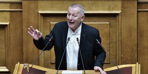 O Θανάσης Παφίλης μιλά από το βήμα της Βουλής