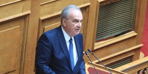 Ο Νίκος Παπαθανάσης στην Ολομέλεια της Βουλής