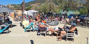 Γέμισαν κόσμο τα beach bar στις παραλίες της Αττικής  