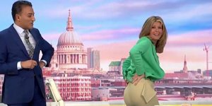 H Βρετανίδα παρουσιάστρια δοκιμάζει on air το νέο εσώρουχο της M&S