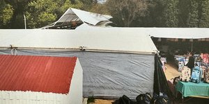 Πάγκοι σε αυτοσχέδια παζάρια στο Πεδίον του Άρεως 