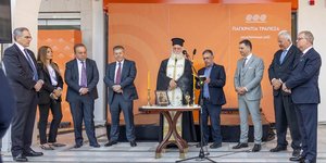 Αντ. Βαρθολομαίος Διευθύνων Σύμβουλος Παγκρητιας Τράπεζας, Δ. Μπάκος κύριος μέτοχος Παγκρητιας Τράπεζας, Γ. Καυμενακης κύριος μέτοχος Παγκρητιας Τράπεζας, Π. Μπάκος διευθυντής καταστήματος, Ν. Βουγιούκας μέλος Δ.Σ. Παγκρητιας, Στ. Πιρπινιάς Πρόεδρος Δ.Σ. Παγκρήτιας Τράπεζας