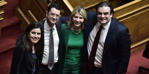 Ο υπ. Παιδείας Κυριάκος Πιερρακάκης με την Ζέττα Μακρή μετά την ψήφιση του ν/σ για τα μη κρατικά ΑΕΙ