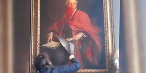 O βανδαλισμός του ιστορικού πίνακα του Μπάλφουρ από φιλοπαλαιστίνια ακτιβίστρια 