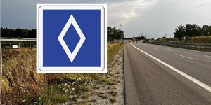 Πινακίδα με μπλε ρόμβο