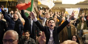 Μέλη της κεντροδεξιάς συμμαχίας (AD) στην Πορτογαλία, πανηγυρίζουν