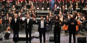 Υπόκλιση και θερμό χειροκρότημα για τον Νίκο Πορτοκάλογλου και την παρέα του