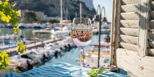 κρασι πλαι σε πατζούρι 