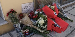 Λουλούδια στο Προξενείο της Ρωσίας στη Θεσσαλονίκη 