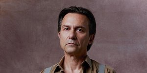 Ο Δημήτρης Αλεξανδρής υποδύεται τον «Στασινόπουλο» στη σειρά «Το προξενιό της Ιουλίας»