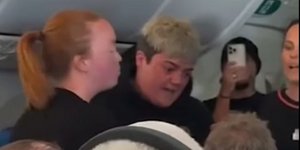 Γυναίκα σε παραλήρημα τα έβαλε με ηλικιωμένο εν ώρα πτήσης και αεροπλάνο επέστρεψε