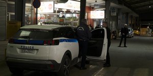 Περιπολικό της ΕΛ.ΑΣ. στα ΚΤΕΛ Κηφισού όπου σημειώθηκαν πυροβολισμοί