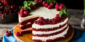 Λαχταριστή red velvet τούρτα με βατόμουρο