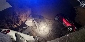 Δύο σταθμευμένα αυτοκίνητα έπεσαν στην τρύπα που άνοιξε στην περιοχή Κουαντράρο της Ρώμης