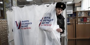 Ανδρας πίσω από παραβάν στη Ρωσία