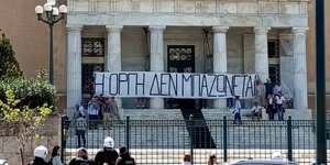 To πανό του Ρουβίκωνα στη Βουλή