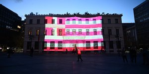 Η ροζ ελληνική σημαία στο δημαρχείο της Αθήνας