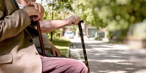 ηλικιωμένοι σε παγκάκι