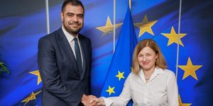 Ο Παύλος Μαρινάκης στις Βρυξέλλες με με την Αντιπρόεδρο Αξιών και Διαφάνειας Βιέρα Γιούροβα