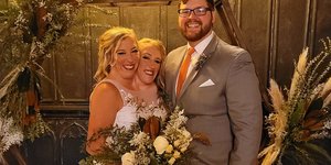 Οι σιαμαίες Άμπι και Μπρίτανι Χένσελ με τον σύζυγο της πρώτης 