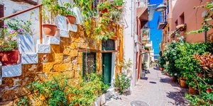 Ενα σοκάκι με λουλούδια 