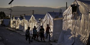 Μικροί πρόσφυγες παίζουν ποδόσφαιρο σε καταυλισμό