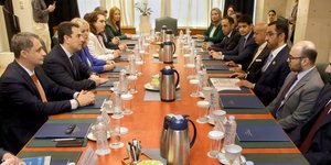 Ο υπουργός Ανάπτυξης, Κώστας Σκρέκας με τον υπουργό Βιομηχανίας και Προηγμένης Τεχνολογίας των Η.Α.Ε., Sultan bin Ahmed Al Jaber