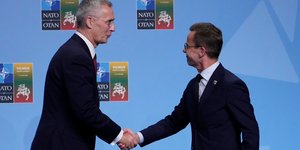 Ο γενικός γραμματέας του ΝΑΤΟ Γενς Στόλτενμπεργκ (αριστερά) ανταλλάσσει χειραψία με τον πρωθυπουργό της Σουηδίας Ουλφ Κρίστερσον