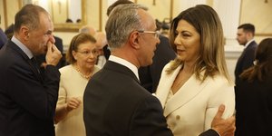 Εναγκαλισμός Ζαχαράκη και Σταϊκούρα