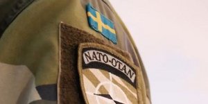 Στολή στρατιωτικού με σημαία Σουηδίας και σήμα ΝΑΤΟ