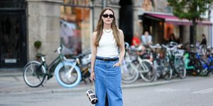 Μοντέλο με τζιν φούστα