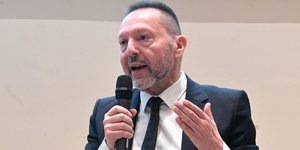 Γιάννης Στουρνάρας με μικροφωνο