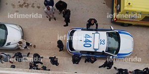 Αστυνομικοί έξω από το σχολείο όπου σημειώθηκε το αιματηρό συμβάν