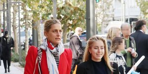 Η Τατιάνα Μπλάτνικ με κόκκινο κοστούμι