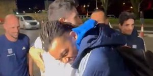 Με μια μεγάλη αγκαλιά υποδέχτηκε ο Τεντόγλου τον «χάλκινο» Καραλή