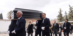 Σε κλίμα συγκίνησης το τελευταίο «αντίο» στην Τέτη Σχοινάκη