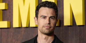 Theo James: Ο πρωταγωνιστής της σειράς «The Gentlemen» του Netflix, είναι κατά το ήμισυ Έλληνας