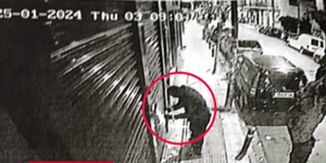 Η στιγμή που ο δράστης τοποθετεί βόμβα σε τράπεζα στα Πετράλωνα