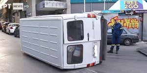 Το φορτηγάκι που αναποδογύρισε στη μέση του δρόμου