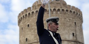 Τροχονόμος μπροστά από τον Λευκό Πύργο στη Θεσσαλονίκη