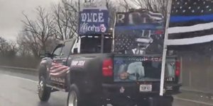 Οι Δημοκρατικοί καταγγέλουν τον Τραμπ ότι δημοσίευσε εικόνα που δείχνει τον Μπάιντεν δεμένο χειροπόδαρα