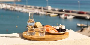 Τσικουδιά και μεζές