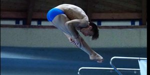 Ο Θάνος Τσιρίκος κάνει βουτιά